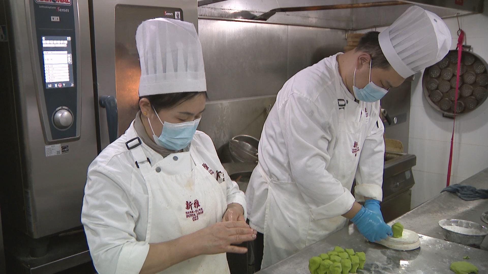 0221黄浦：清明未至已渐热  美味青团悄然上市.mp4_20250223_170756.651.jpg