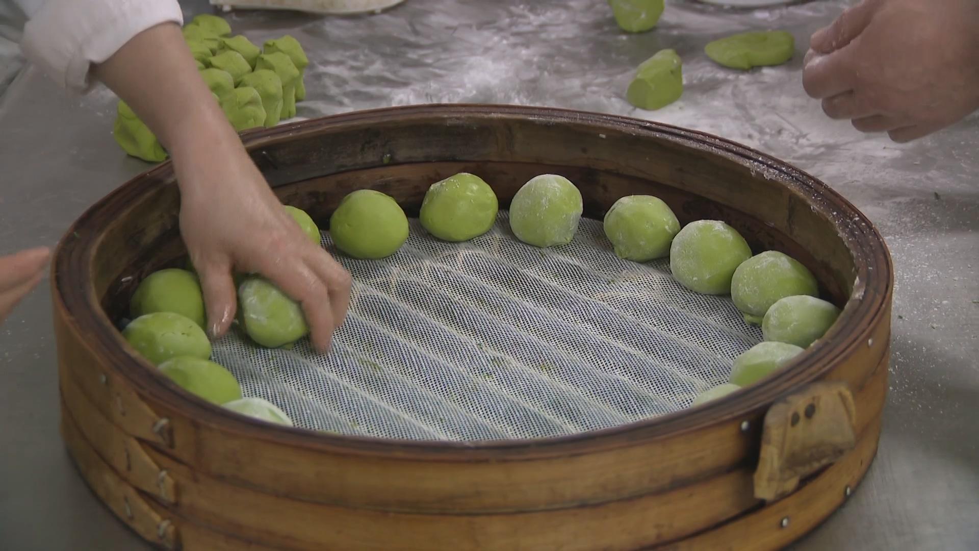 0221黄浦：清明未至已渐热  美味青团悄然上市.mp4_20250223_170813.804.jpg