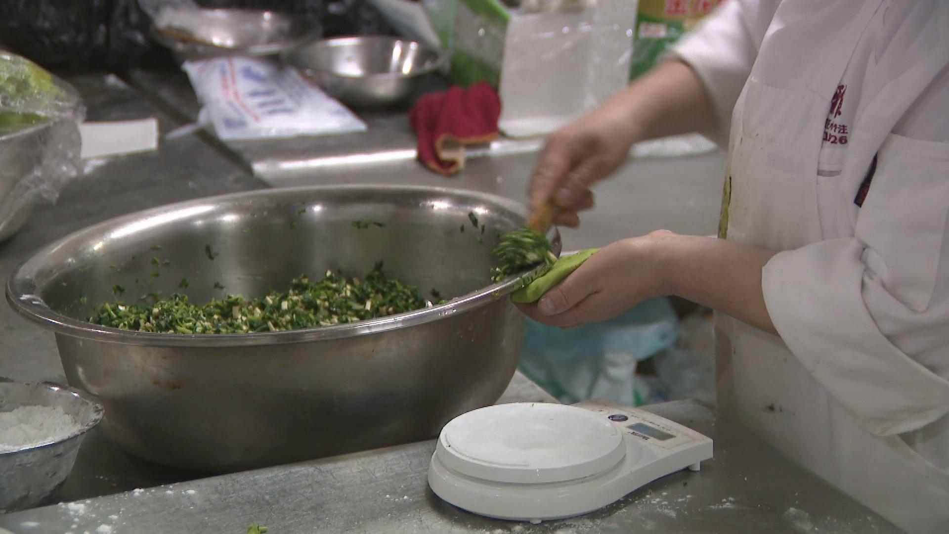 0221黄浦：清明未至已渐热  美味青团悄然上市.mp4_20250223_170800.975.jpg