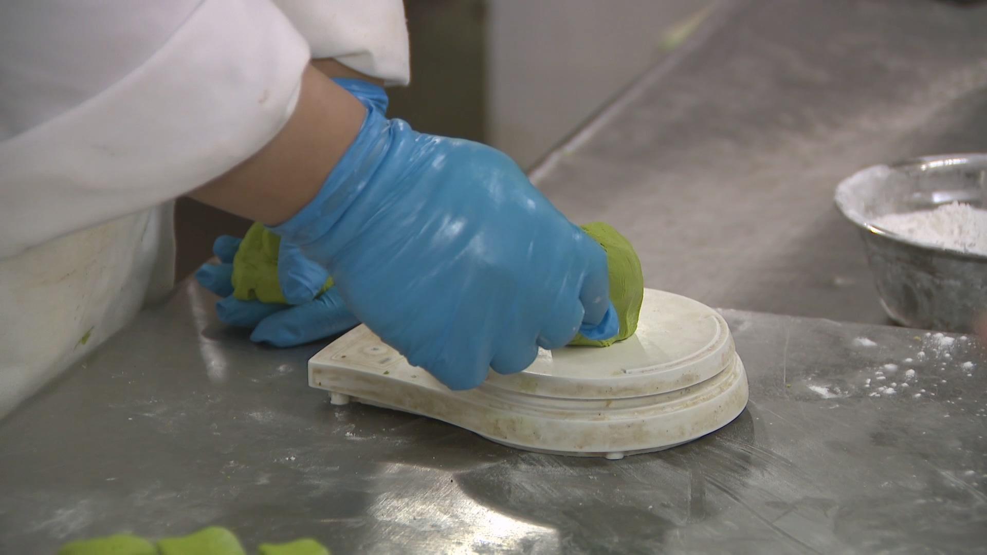 0221黄浦：清明未至已渐热  美味青团悄然上市.mp4_20250223_170832.225.jpg