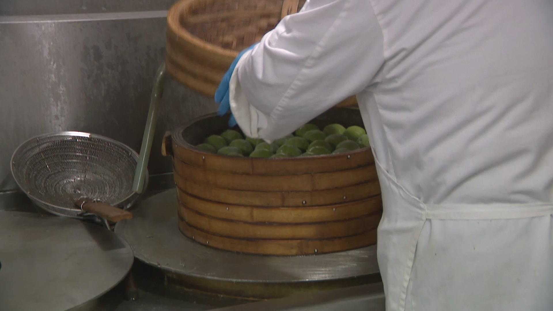 0221黄浦：清明未至已渐热  美味青团悄然上市.mp4_20250223_170857.023.jpg