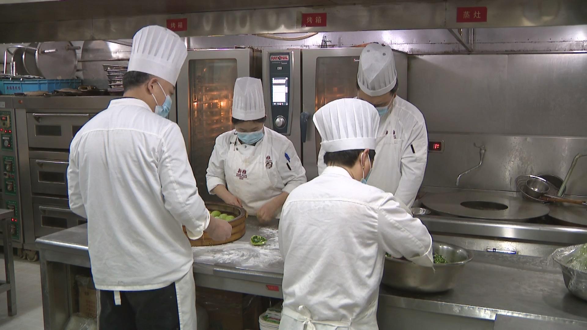 0221黄浦：清明未至已渐热  美味青团悄然上市.mp4_20250223_170746.099.jpg